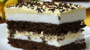 Trojbarevný zákusek